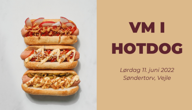 Tre hotdogs og en brun kasse hvor der står "VM i Hotdog lørdag 11. juni 2022, Søndertorv, Vejle"