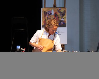 Anita Klemensen anretter sin ret på et fad til Smag på Kunsten 2019