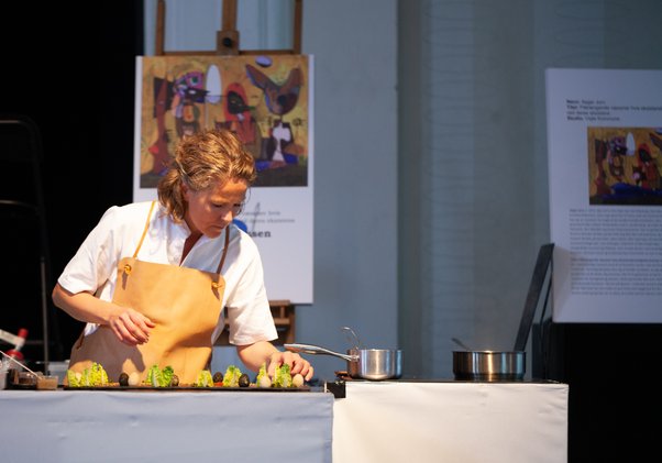 Anita Klemensen anretter et bræt med salat til Smag på Kunsten 2019