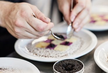 Lyksvad kaviar bliver placeret på tallerken af deltager til Kartoffelprisen 2021