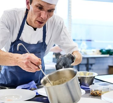 Lyksvad kaviar bliver placeret på tallerken af deltager til Kartoffelprisen 2021