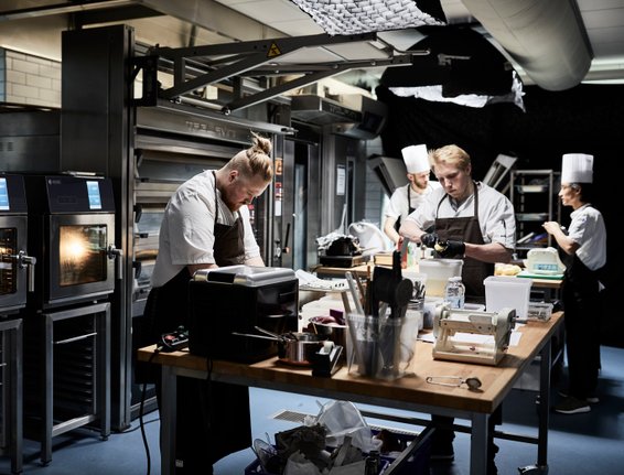 Fire kokke forbereder deres retter i køkkenet til Kartoffelprisen 2020